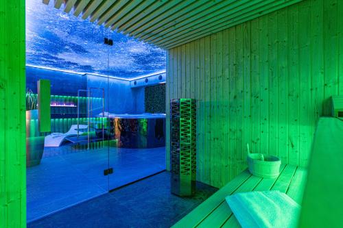 扎科帕内Aparthotel Zakopiański & SPA的浴室拥有绿色和蓝色的墙壁,设有卫生间