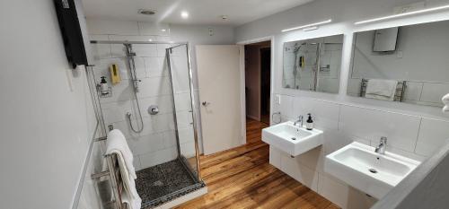 拉塞尔贝尔洛克旅舍的带淋浴和盥洗盆的白色浴室