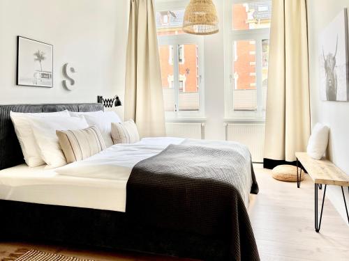 代特莫尔德MAKERS + ROOMS APARTMENTS的一间卧室配有带白色床单和枕头的床。