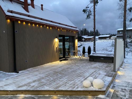 诺基亚Guesthouse with sauna & hot tub的一座有雪地甲板的建筑