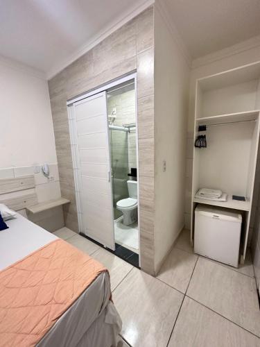 阿拉卡茹圣路易斯旅馆的一间卧室设有带淋浴和卫生间的浴室