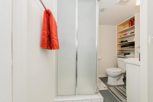 埃德蒙顿Quaint & Cozy Accommodation的带淋浴和卫生间的浴室