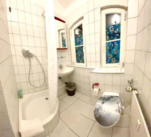 塞费塔尔New living Home的一间带卫生间和水槽的浴室