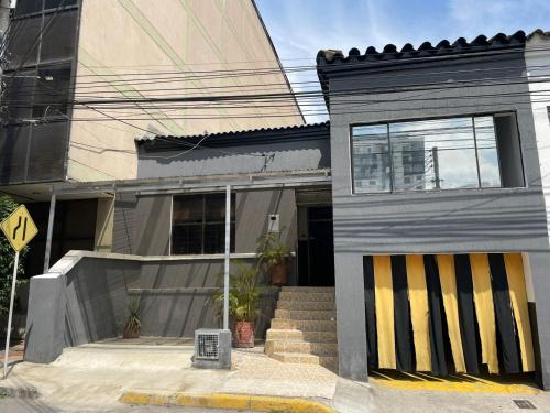 布卡拉曼加Residencia del Oriente的一间黄色和黑色门的小房子