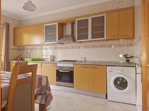 普拉亚Kaps Home Praia的厨房配有洗衣机和洗碗机。