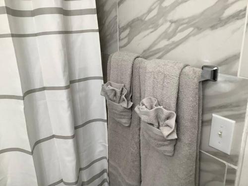 拿撒勒Breathless Vista “4”的浴室设有挂在窗帘上的毛巾