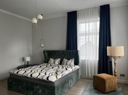 叶尔加瓦Raina apartment Gold的一间卧室设有一张大床和一个窗户。