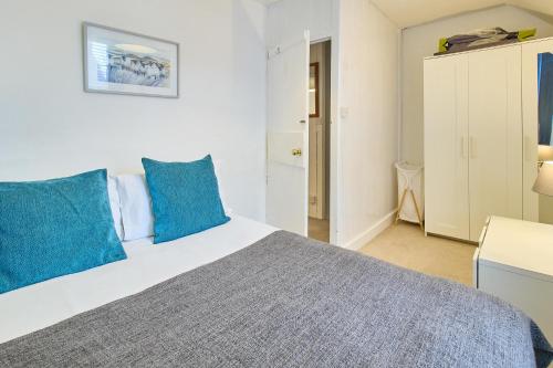 坎特伯雷Host & Stay - Prospect Place的一间卧室配有一张带蓝色枕头的大床