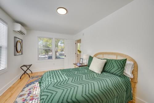 米利奇维尔Cozy Milledgeville Cottage Walk to Downtown!的一间卧室配有一张带绿色棉被的床