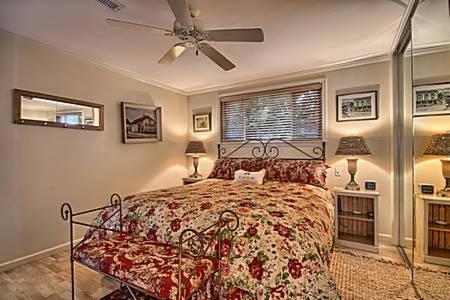 坎布里亚275 Stafford的一间卧室配有一张床和吊扇