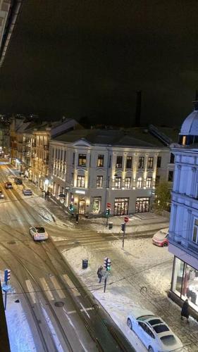 奥斯陆sjarmerende leilighet i hjertet av Oslo的一座有建筑的城市和一条有汽车的街道