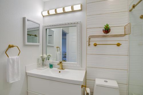 克利尔沃特Clearwater Condo with Community Pool Access的白色的浴室设有水槽和镜子
