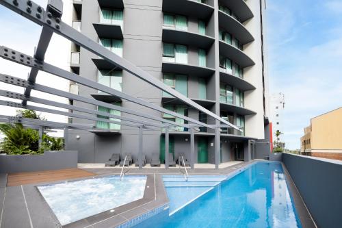 布里斯班Oaks Brisbane on Felix Suites的大楼前的游泳池