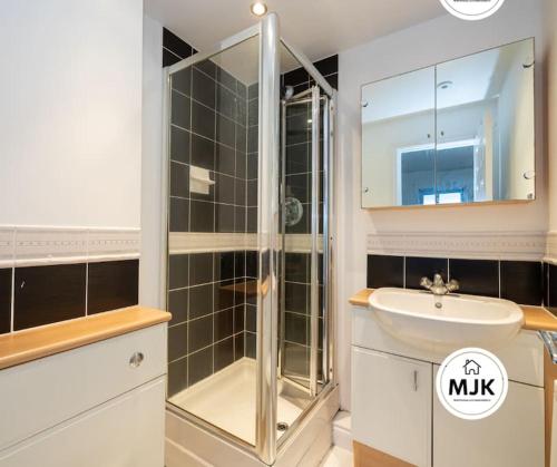 Ince-in-MakerfieldThe Westbourne Short-Stay的带淋浴、盥洗盆和镜子的浴室