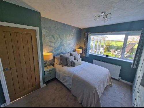 Boston SpaShirley's Place的一间卧室设有一张床和一个窗口