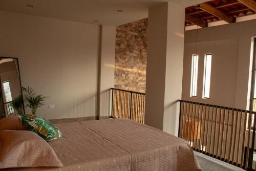 谢内吉亚区Hermosa casa de campo con piscina en Cieneguilla的卧室配有一张床