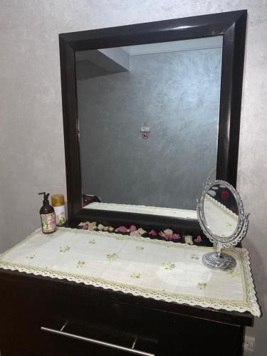 卡萨布兰卡Appartement de lux的梳妆台上方的镜子
