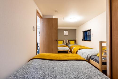 大阪Furinkyo・楓林居 7号館的一张黄色床的房间的一张床位