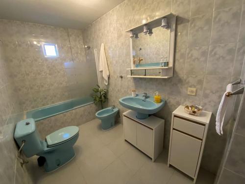 莱德斯马-.Villa Nena 2.0.-的浴室设有蓝色的卫生间和水槽。