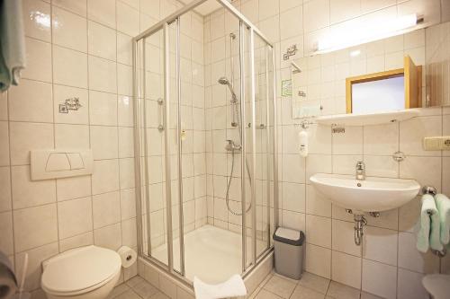 迪特福特祖姆布拉托尼酒店的带淋浴、卫生间和盥洗盆的浴室