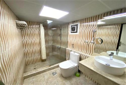 富查伊拉SHH Hotel的一间带卫生间和水槽的浴室