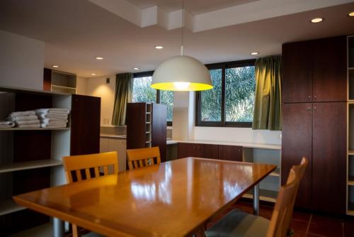 萨尔塔Hotel boutique Tramas Andinas的一间带木桌和椅子的用餐室