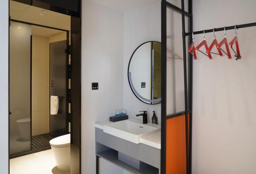 西安宜必思酒店(西安钟鼓楼回民街店- 广济街地铁站260米 ）的一间带水槽和镜子的浴室