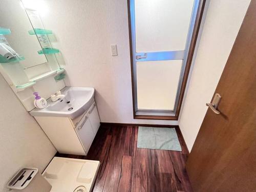 大阪日本橋電気街　DenDenTown大面積40㎡工レベ-タ-直結5F的一间带水槽和镜子的小浴室