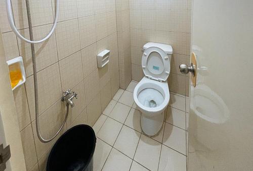 达沃市RedDoorz @ Cion Suites Mintal Davao的一间带卫生间和淋浴的浴室