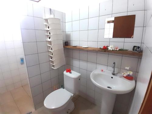 PareaCHEZ VAIANA的白色的浴室设有卫生间和水槽。