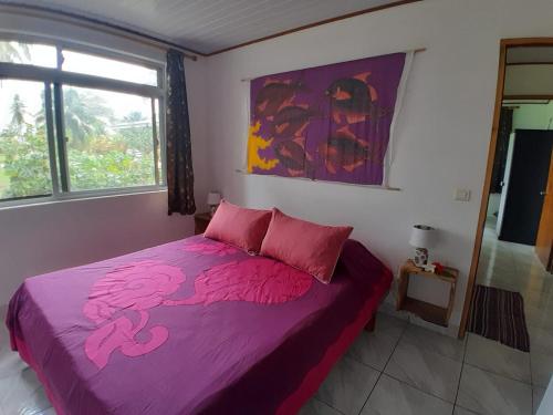 PareaCHEZ VAIANA的一间卧室配有一张带粉色床单的床和一扇窗户。