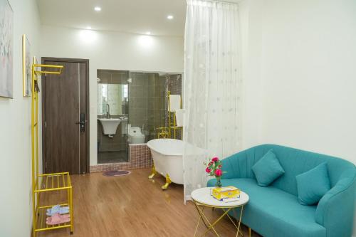胡志明市Palas House的客厅设有蓝色的沙发和浴缸。