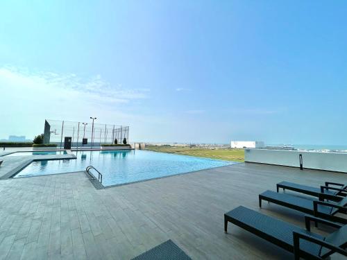 马六甲Melaka AmberCove Homely Seaview 2R2B的建筑物屋顶上的游泳池
