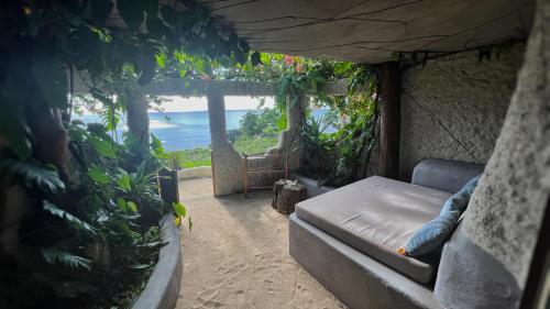 塔纳岛Rockwater Resort的海景客房内的一张床位