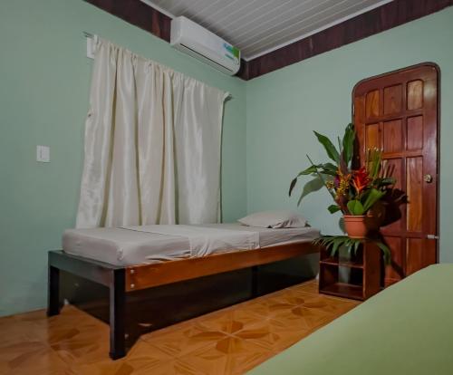 希门尼斯港Cabina 2 Sweet Gulf的小房间设有床和窗户