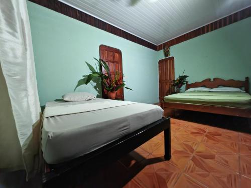 希门尼斯港Cabina 2 Sweet Gulf的一间卧室,配有两张床