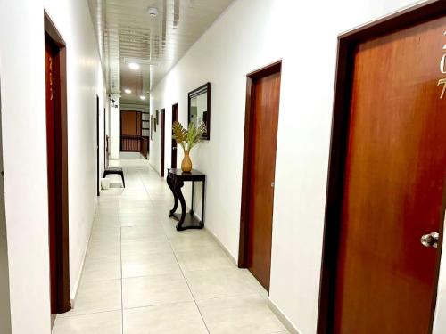 波帕扬Hotel Dorado Real HDR的走廊上带门和桌子的走廊