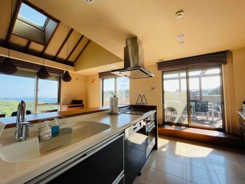 下田Ocean View Luxury Beach House - Huge Luxury Home, beside the beach with BBQ的一个带大水槽和窗户的大厨房