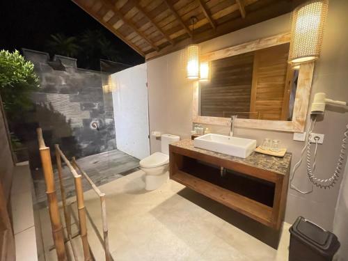 蓝梦岛格东努萨旅馆的一间带水槽和卫生间的浴室