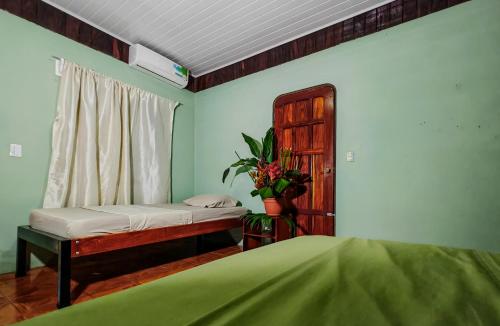 希门尼斯港Cabina 2 Sweet Gulf的一间卧室设有一张床和一个窗口
