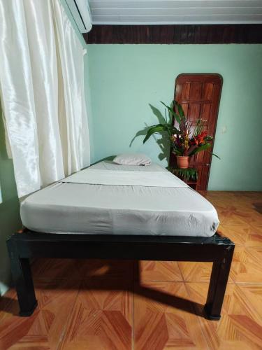 希门尼斯港Cabina 2 Sweet Gulf的一张床垫,放在一个房间里长凳上