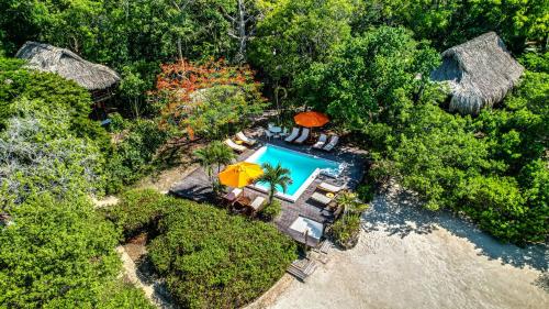 巴尔Hotel Playa Scondida的享有带游泳池的度假村的空中景致