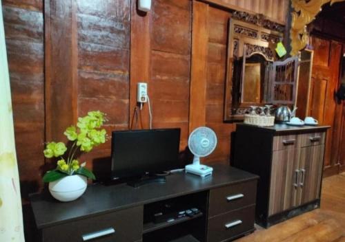 普拉亚Bujak Permai Villa Matahari Lombok NTB的客房设有一张带电视和镜子的书桌