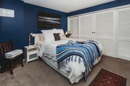 新普利茅斯Te Moana Waterfront的一间拥有蓝色墙壁和一张大床的卧室