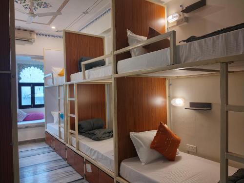 乌代浦Madpackers Udaipur的一间房间,内设几张双层床