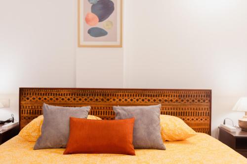 班加罗尔Luho C 7的一间卧室配有一张大床和两个枕头