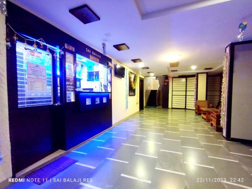 舍地Sai Balaji Residency的医院的走廊,地板上灯亮