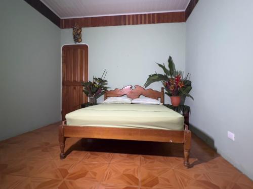 希门尼斯港Cabina 2 Sweet Gulf的一间卧室配有一张带木制床头板的床