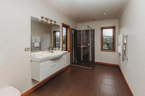 Egmont VillageSerenity Lodge Getaway的一间带水槽和淋浴的浴室