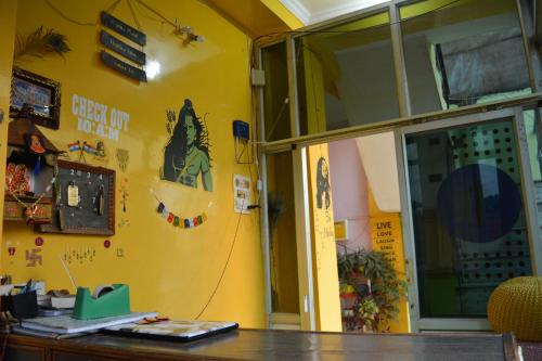 克久拉霍Hostel shivshakti khajuraho的一间黄色墙壁的房间,上面贴着标签